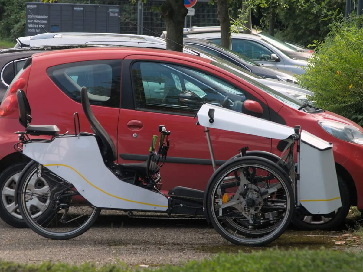 Semi-enclosed recumbent e-trike splits the difference between bike and car Photos3