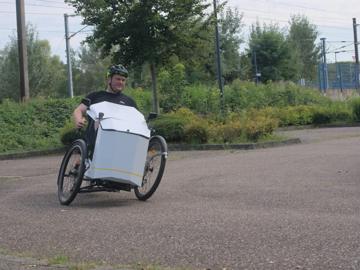 Semi-enclosed recumbent e-trike splits the difference between bike and car Photos4