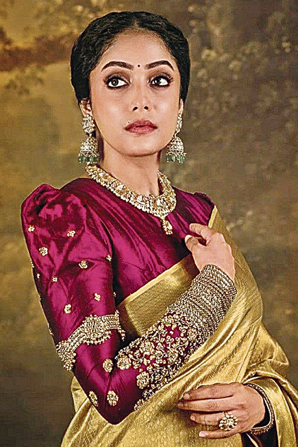 Shine Brightly In Winter With These Velvet Designer Dresses7