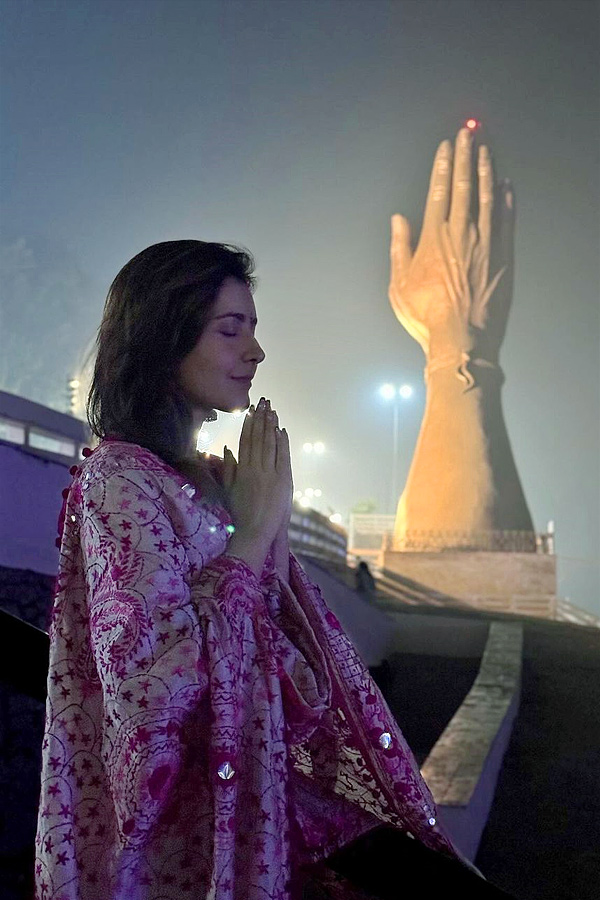 Raashi Khanna shares pictures from her birthday celebrations at Kashi Vishwanath Temple: Photos5