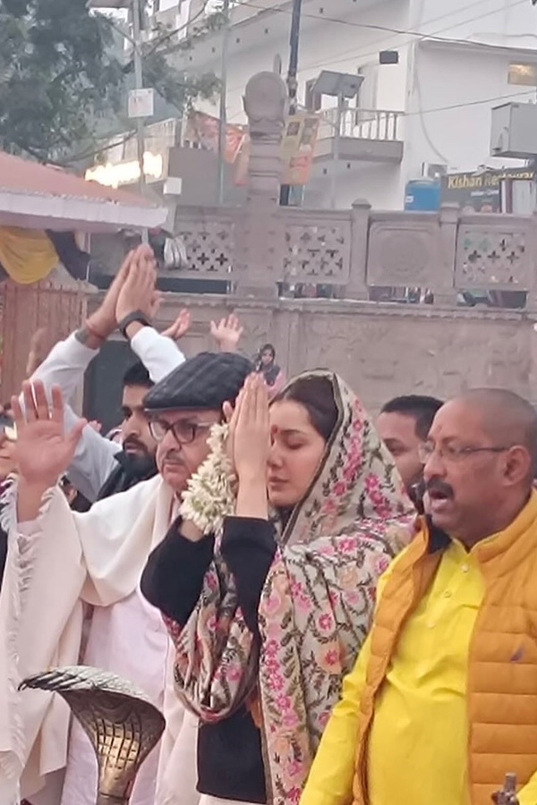 Raashi Khanna shares pictures from her birthday celebrations at Kashi Vishwanath Temple: Photos6