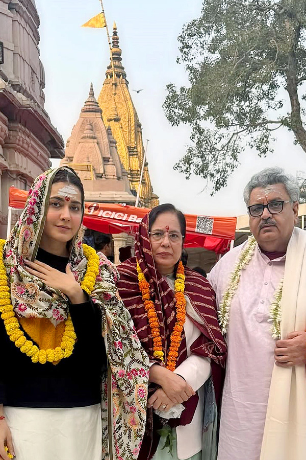 Raashi Khanna shares pictures from her birthday celebrations at Kashi Vishwanath Temple: Photos7