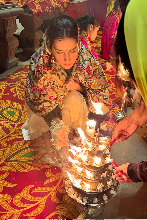 Raashi Khanna shares pictures from her birthday celebrations at Kashi Vishwanath Temple: Photos8