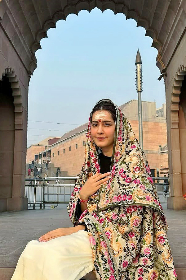 Raashi Khanna shares pictures from her birthday celebrations at Kashi Vishwanath Temple: Photos9