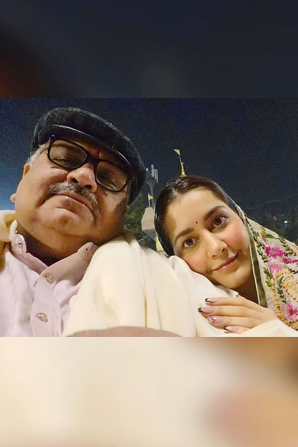 Raashi Khanna shares pictures from her birthday celebrations at Kashi Vishwanath Temple: Photos10