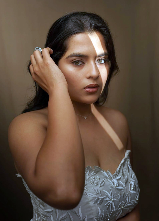 Balagam movie beauty kavya kalyanram is looking very hot5