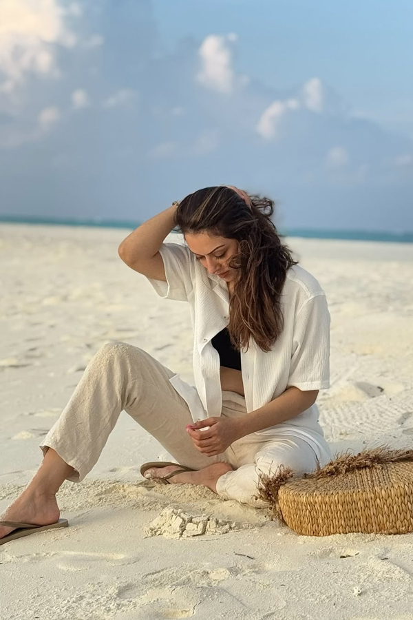 Actress Hansika Motwani Beauty Shines Like A Pearl At Maldives Beach8