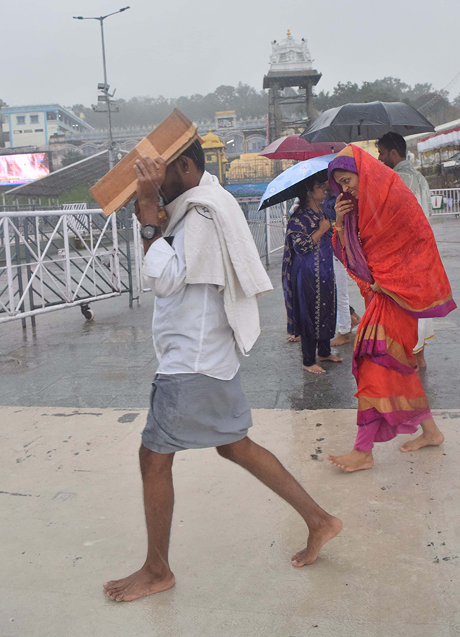 Heavy rain in tirumala today photos10