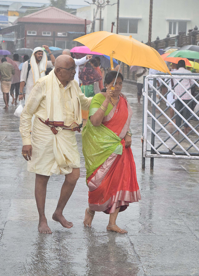 Heavy rain in tirumala today photos11