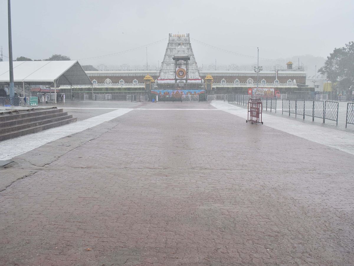 Heavy rain in tirumala today photos14