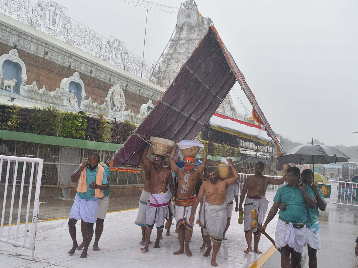 Heavy rain in tirumala today photos16