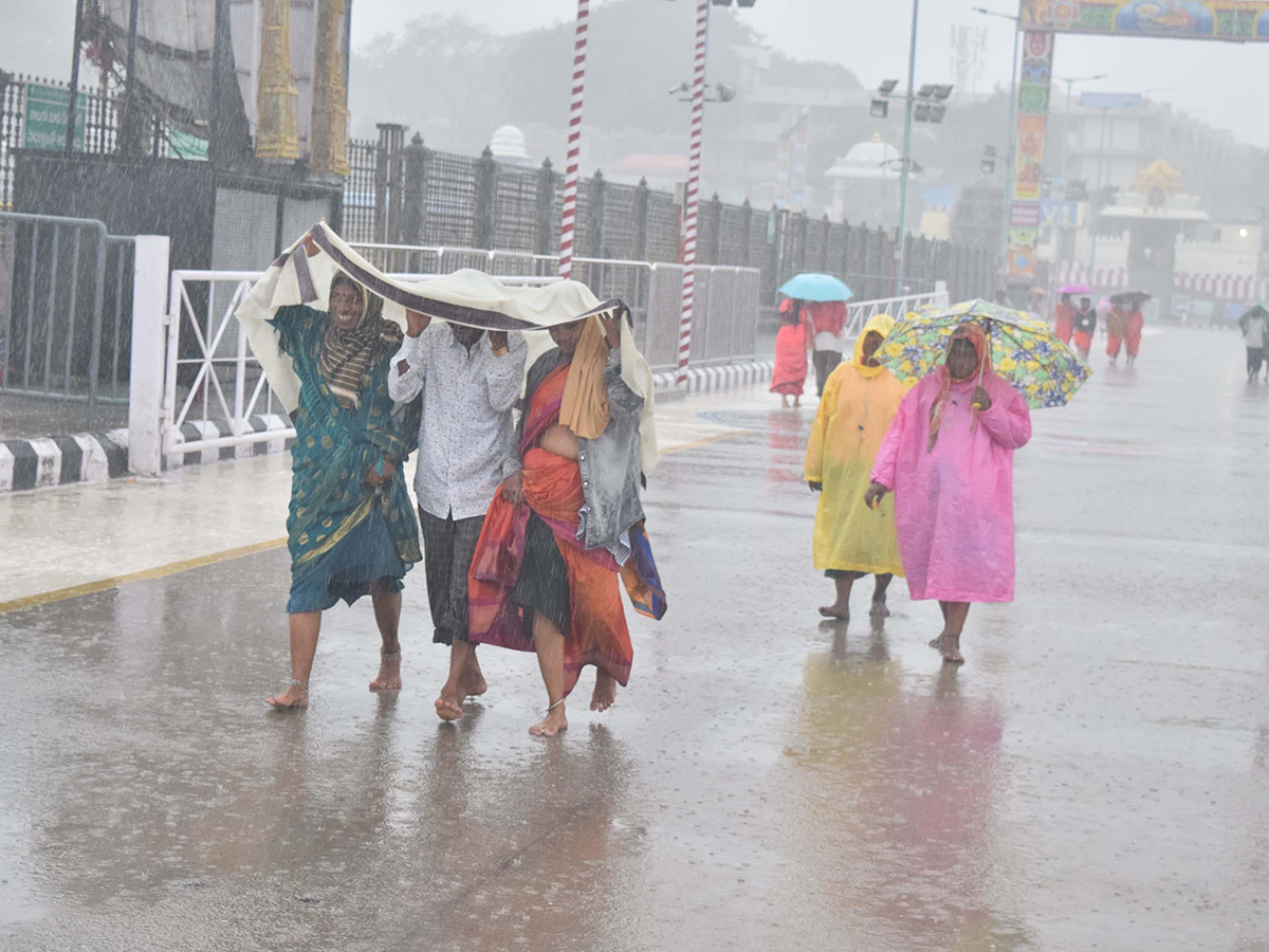 Heavy rain in tirumala today photos18