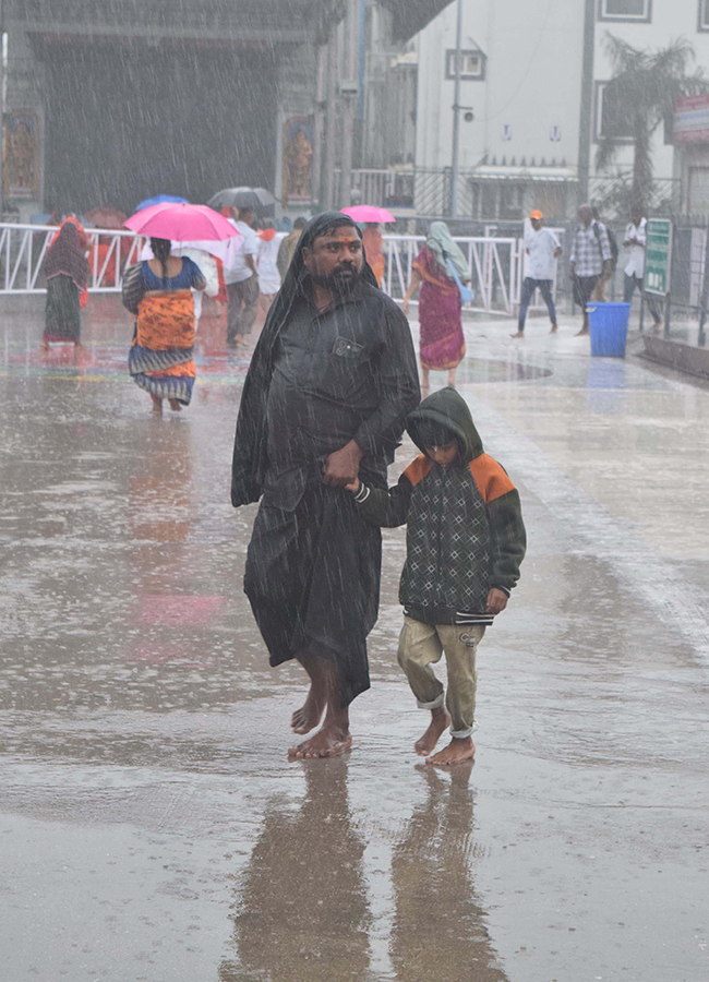 Heavy rain in tirumala today photos19