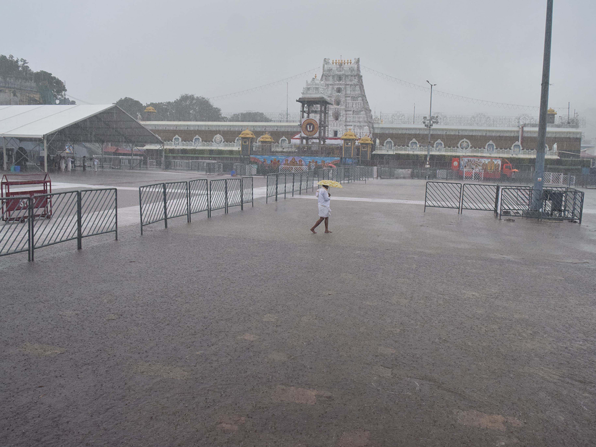 Heavy rain in tirumala today photos7