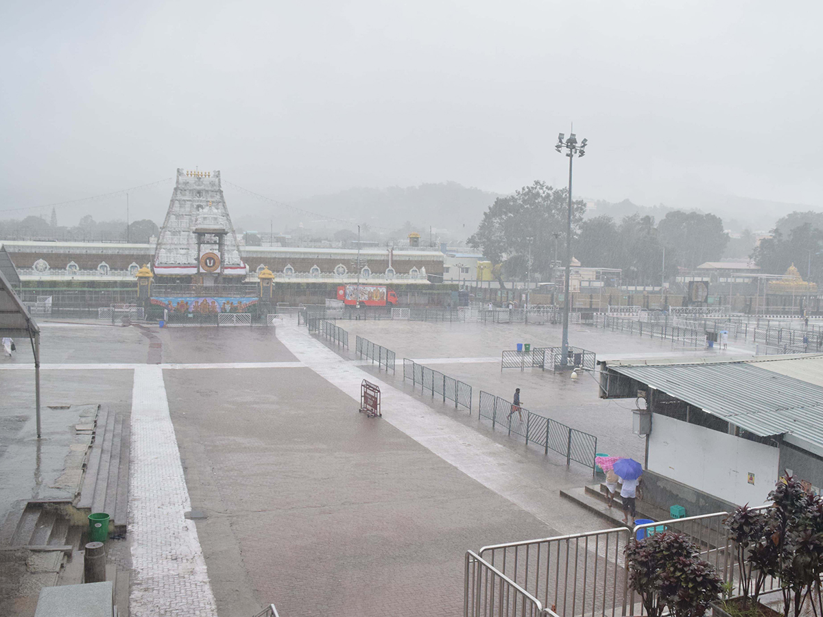 Heavy rain in tirumala today photos9