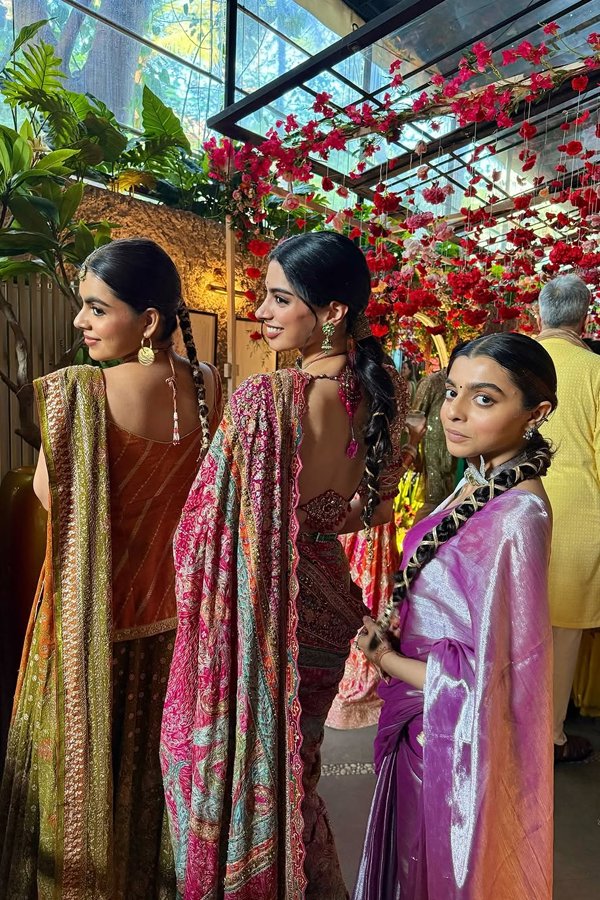 Khushi Kapoor Looks Stunning In Tarun Tahilianis Designer Saree12