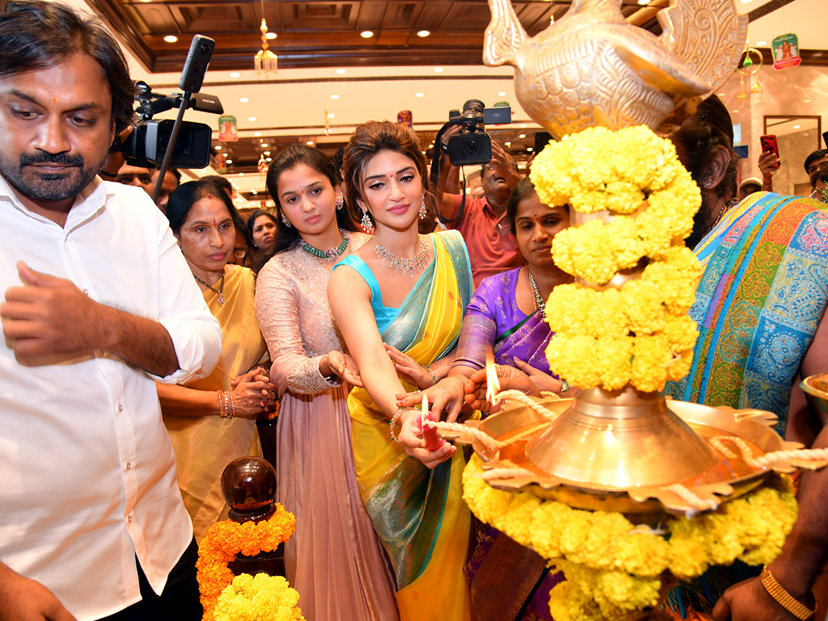  Shopping Mall Grand Launch By Actress Sreeleela at Rajahmundry6