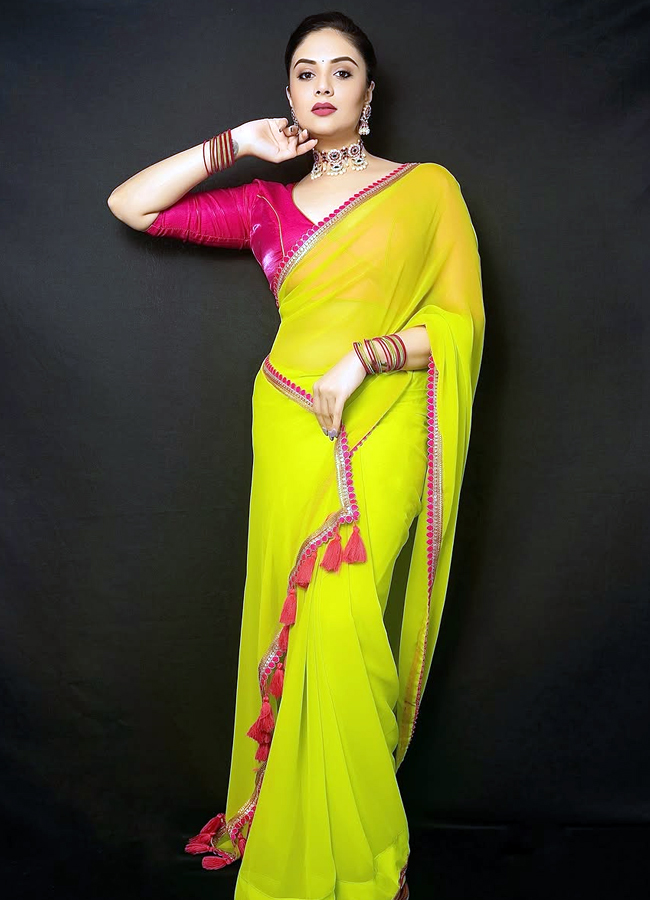 Anchor Sreemukhi Latest Photos In Yellow Saree14