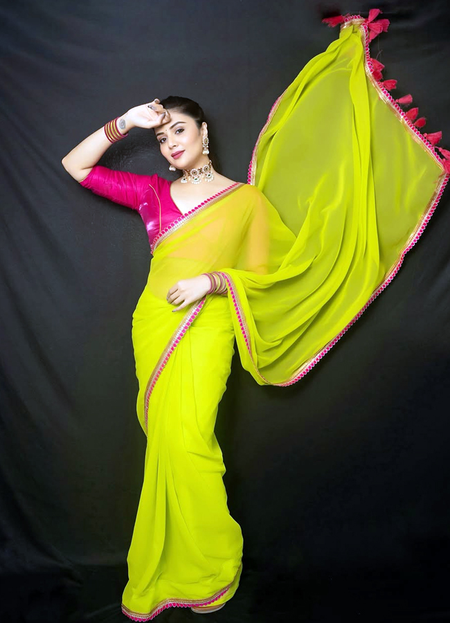 Anchor Sreemukhi Latest Photos In Yellow Saree4