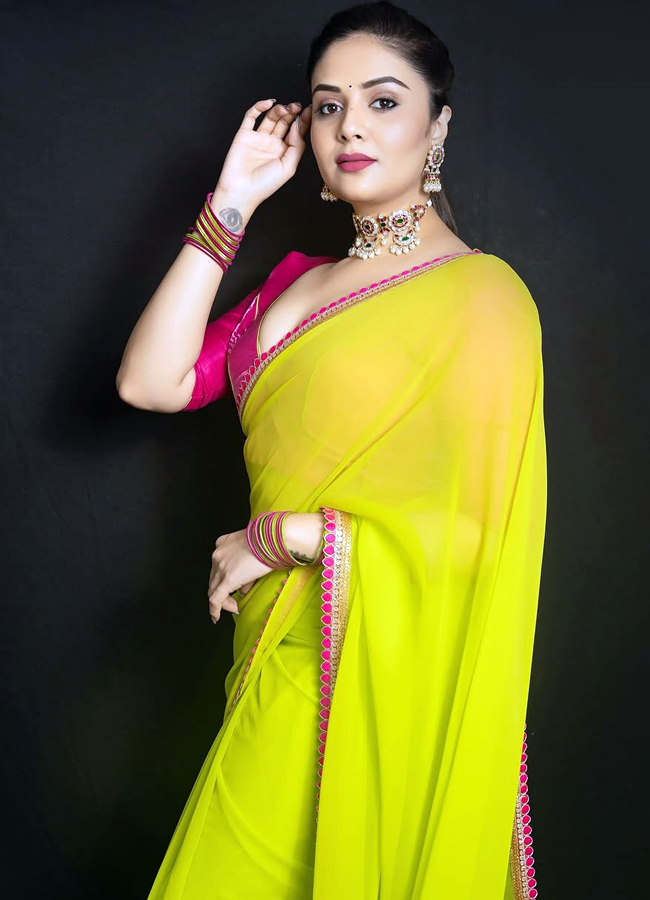 Anchor Sreemukhi Latest Photos In Yellow Saree5