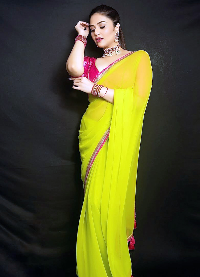 Anchor Sreemukhi Latest Photos In Yellow Saree6