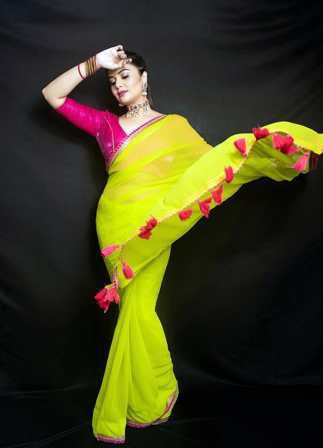 Anchor Sreemukhi Latest Photos In Yellow Saree8