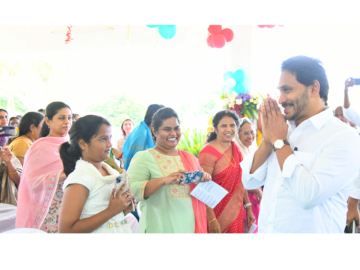 YS Jagan and family members in special Christmas prayers Photos1