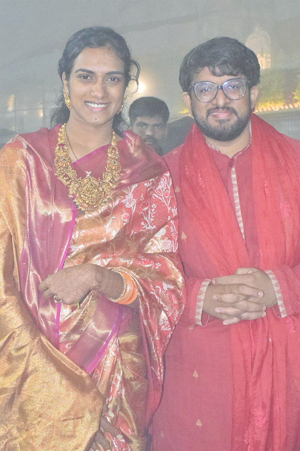 PV Sindhu and her husband Venkata Datta Sai visit Tirumala Photos3