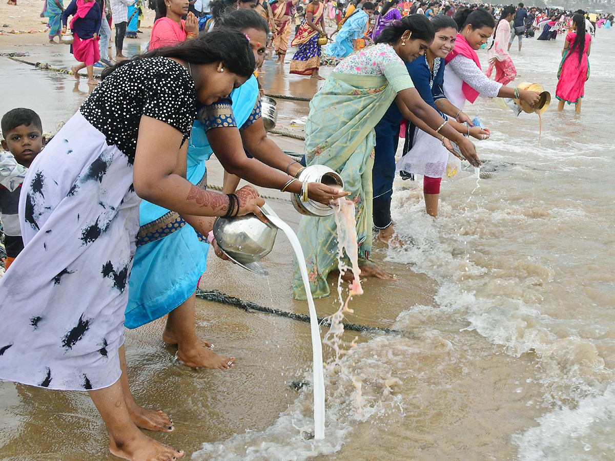 Visakhapatnam celebrates Gangamma Jatara as thanksgiving for safety photos1