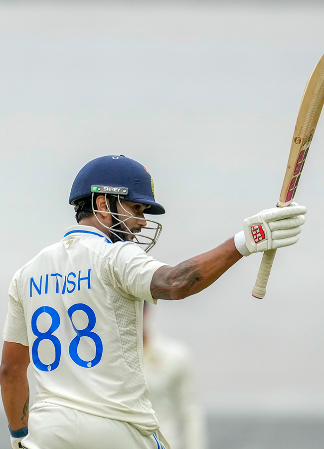 ఆసీస్‌ బౌలర్లను ఆటాడుకున్న నితీష్ రెడ్డి.. పిచ్‌పై పుష్ప స్టైల్ ...