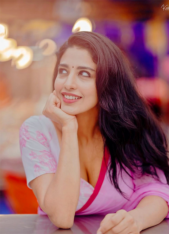 Actress Daksha Nagarkar Photos Viral6