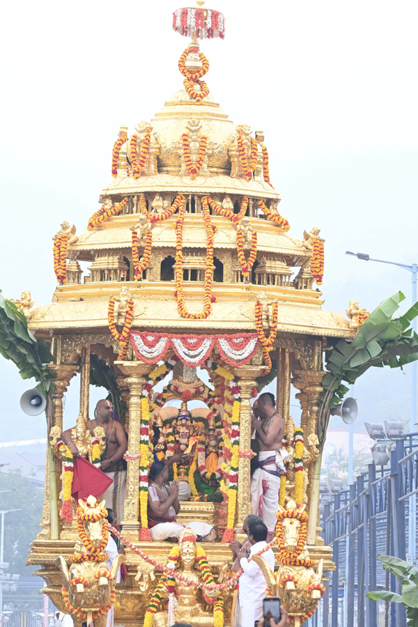 Huge Devotees At Tirumala For Tirumala Vaikunta Dwara Darshan Photos4