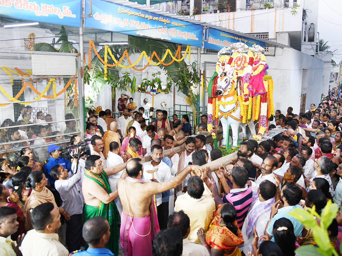 Huge Rush in Temples on Vaikunta Ekadasi Telugu states1
