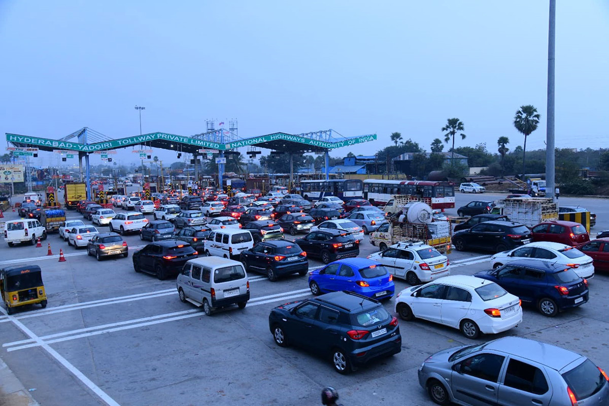 Huge rush at Toll Plaza Sankranti Effect1