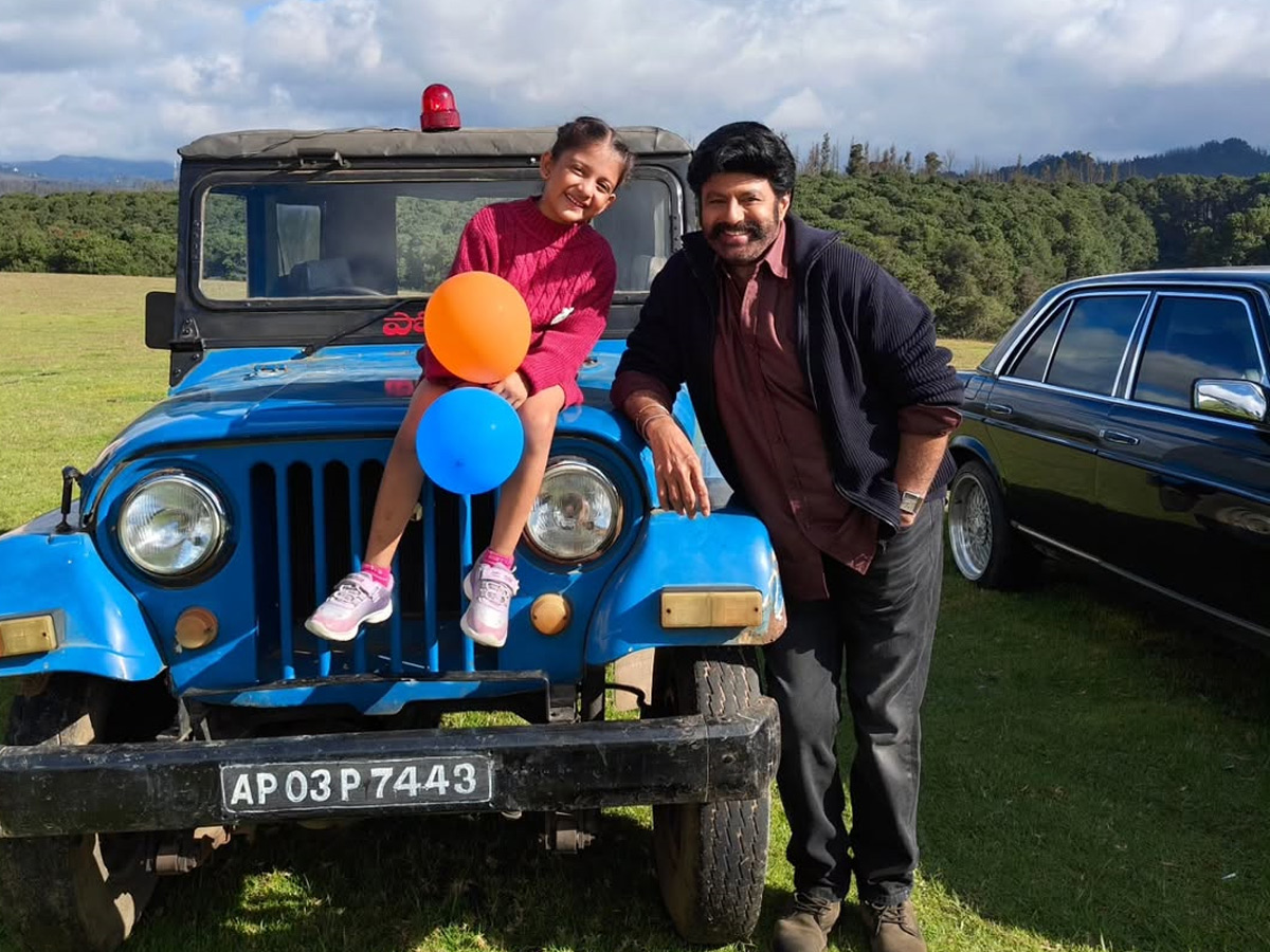 Do you know who is the baby in the movie Daku Maharaj? Photos12