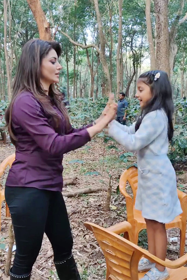 Do you know who is the baby in the movie Daku Maharaj? Photos4