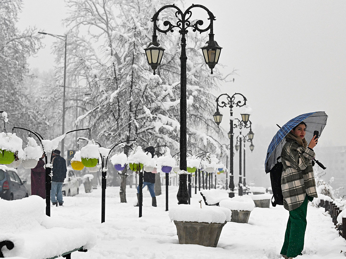 Heavy Snowfall Blankets Kashmir Valley Photos1