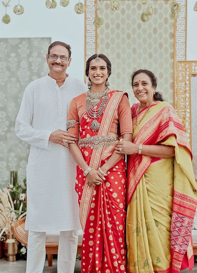 pv sindhu and venkata datta sai singapore house photos4