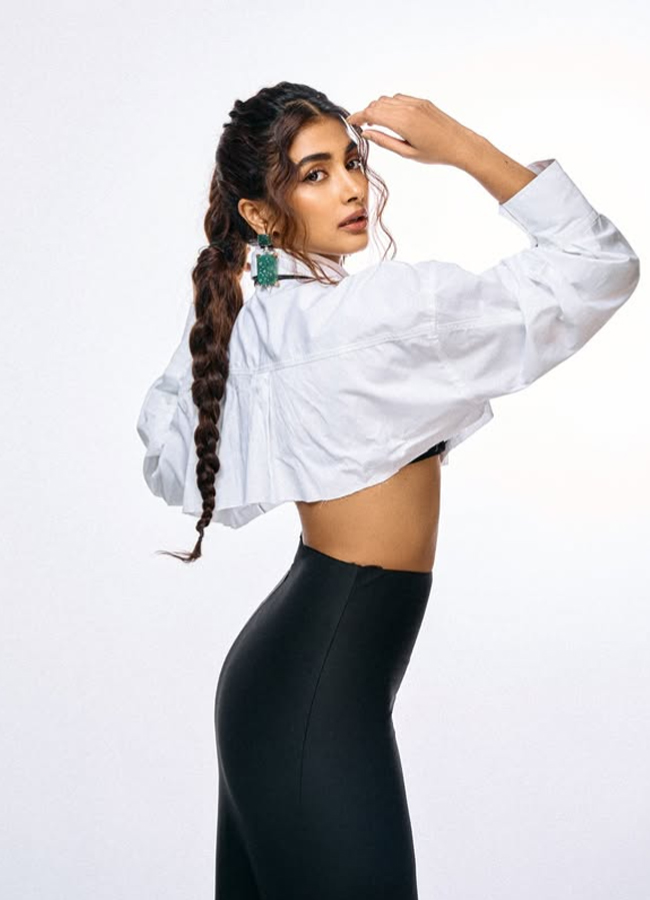 Actress Pooja Hegde Beautiful Stills: Photos11