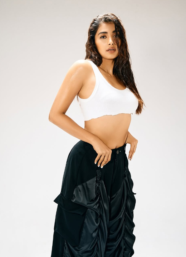 Actress Pooja Hegde Beautiful Stills: Photos8