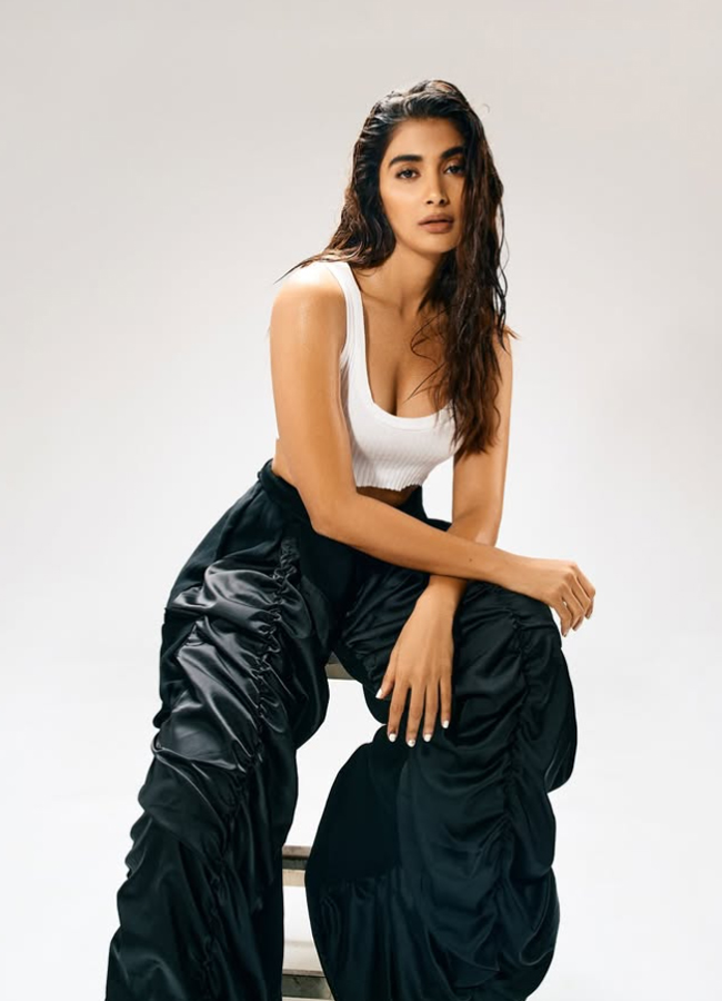 Actress Pooja Hegde Beautiful Stills: Photos9