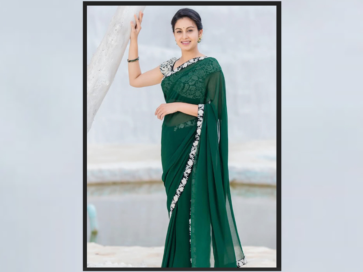 Abhinaya Looks Gorgeous In Green Saree: Photos1