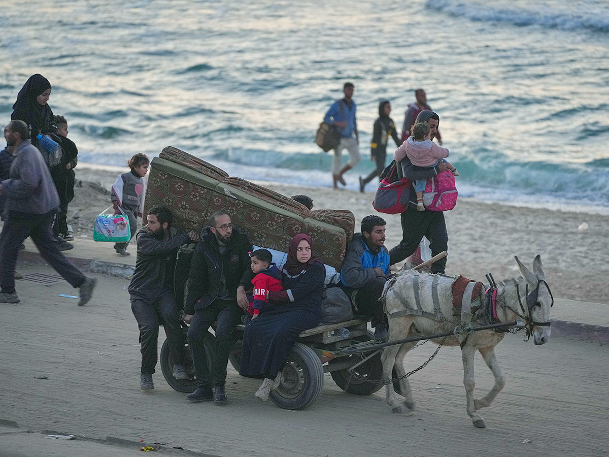 Displaced Palestinians arrive in the northern Gaza Strip Photos6