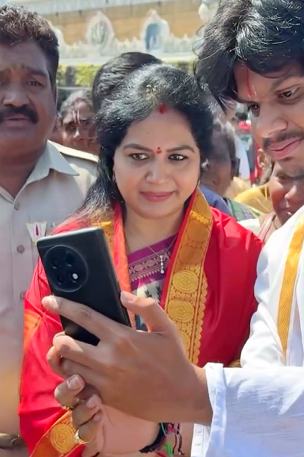 తిరుమల శ్రీవారి సేవలో సింగర్ సునీత (ఫోటోలు) | Singer Sunitha Visits ...