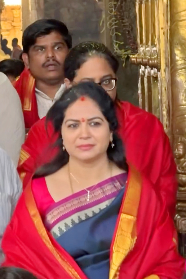 తిరుమల శ్రీవారి సేవలో సింగర్ సునీత (ఫోటోలు) | Singer Sunitha Visits ...