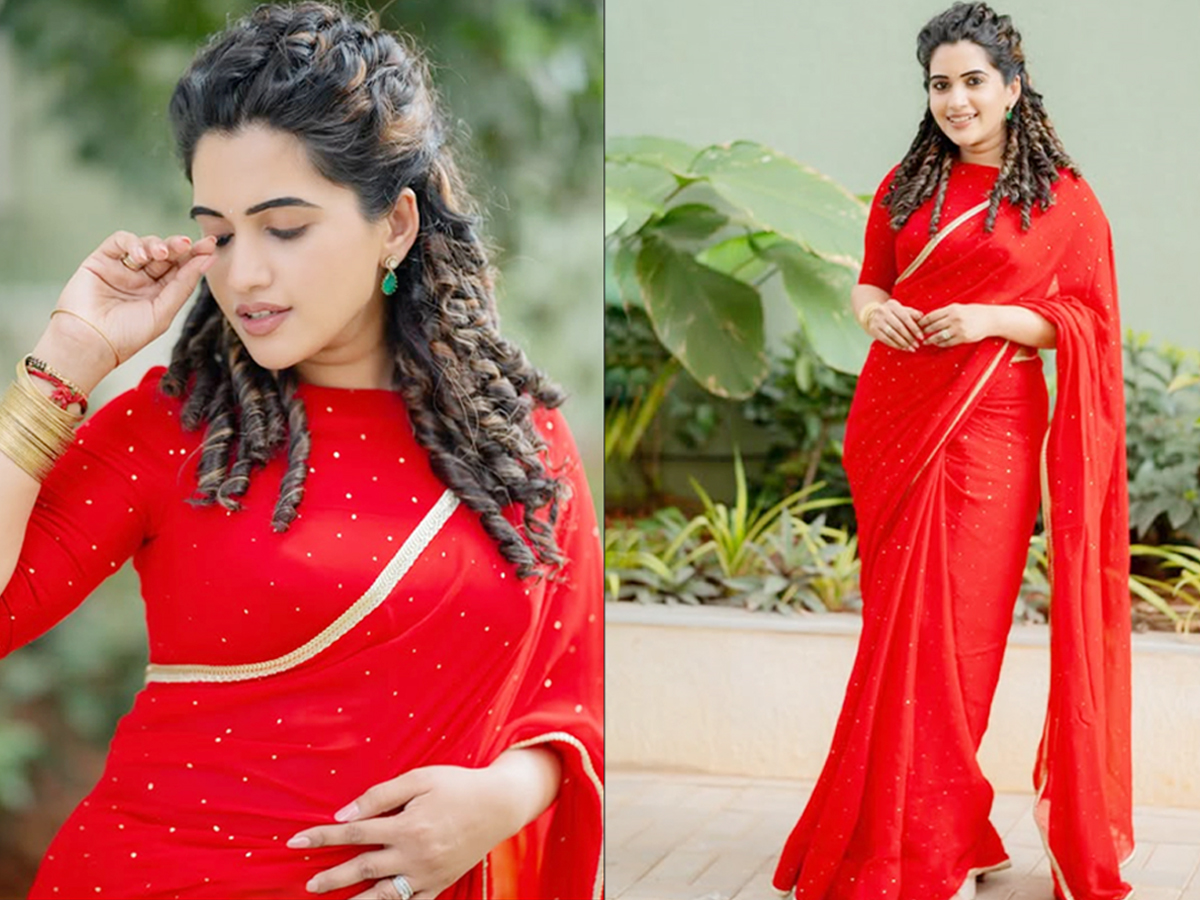 Sravanthi Stunning Red Saree Looks Goes Viral1