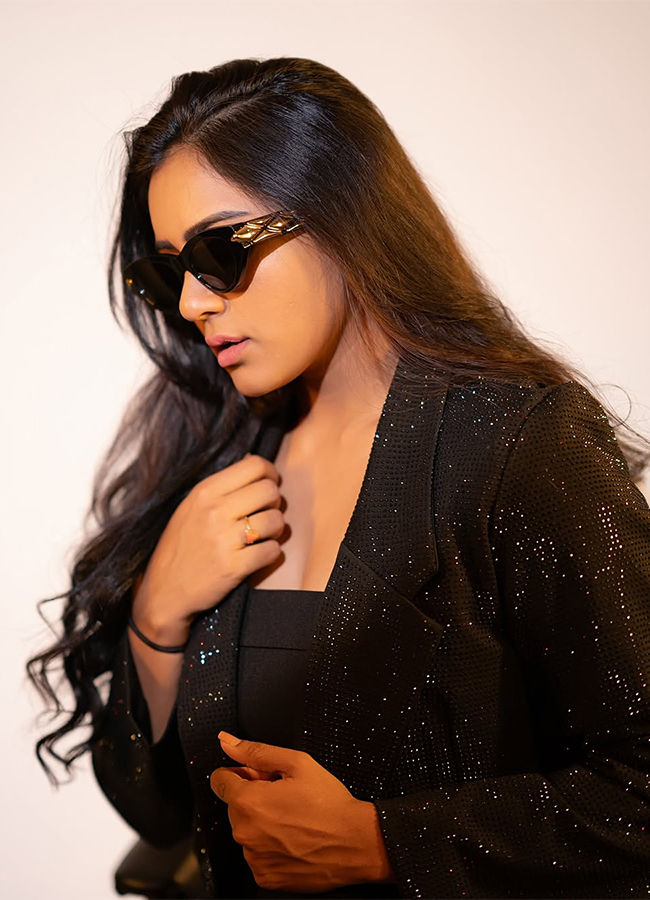 Actress Vithika Sheru latest photos15