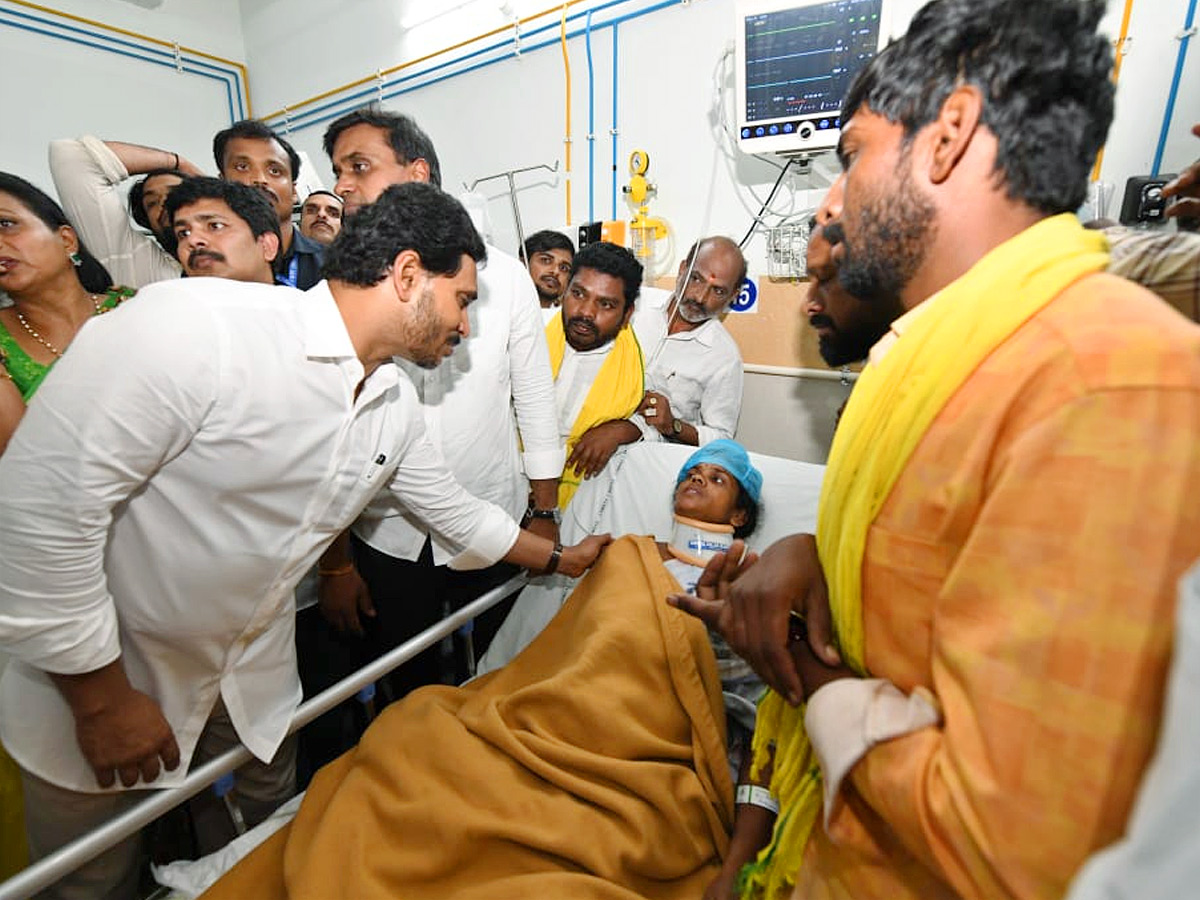 YS Jagan visit Tirupati Stampede Victims At Padmavathi Hospital Photos1