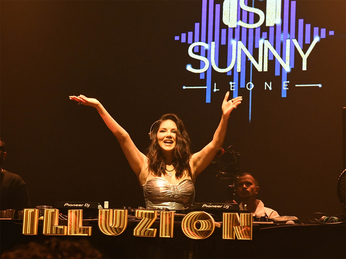 Sunny Leone Live Performence Hyderabad Photos1