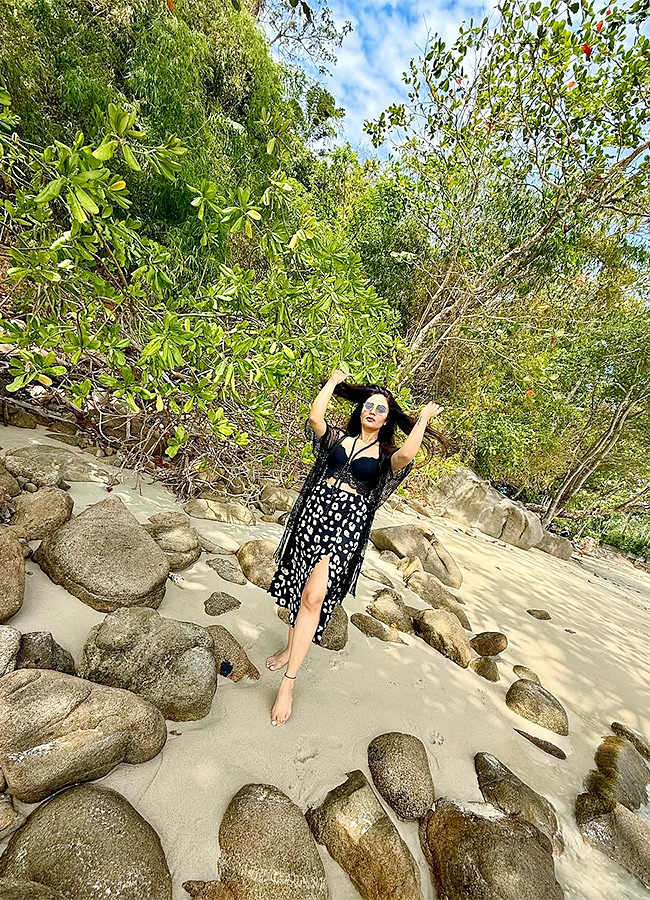 Anchor Sreemukhi latest photos goes viral9